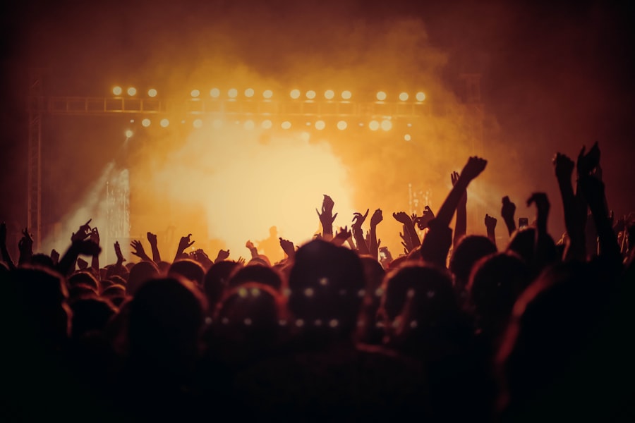 Publik med händerna i luften på konsert